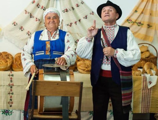 Văleni Bread Museum - Grandma beats the drum
