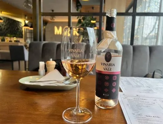 Restaurant Mone - masă, vin