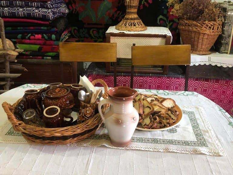 Degustare bucate tradiționale. Pensiune Văleni, Cahul.
