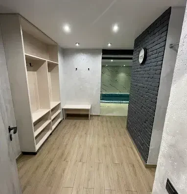 Sauna Ambassador – antreu dulapuri (fotografii)